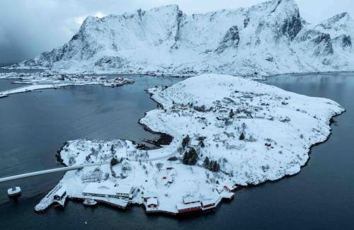 Moskenes Casa | Reine Fishermans House - Mountain & Seaview