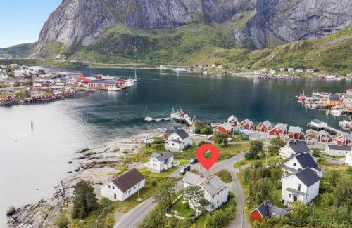 Moskenes Casa | Reine Fishermans House - Mountain & Seaview