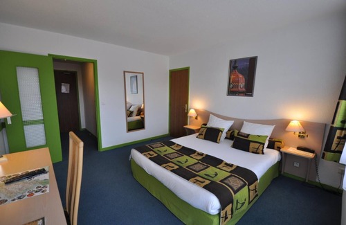 Hyevre-Paroisse Hotel | Relais de la Vallée