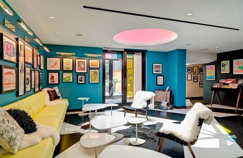 West Fens Hotel | Relax and Recharge! Pets Allowed, Pool, Minutes to Boston Public Garden