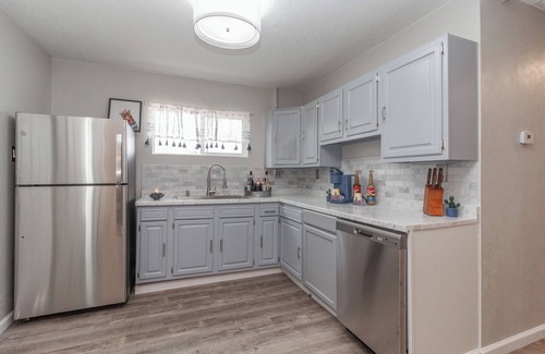 Rio Grande Blvd Apartamento | Relax and unwind at Itsy Bitsy Beryl, a cozy retreat with stylish interiors, serene outdoor spaces, and thoughtful touches. Perfect for a restful getaway, business trip, or extended stay.