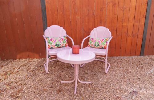 Rio Grande Blvd Apartamento | Relax and unwind at Itsy Bitsy Beryl, a cozy retreat with stylish interiors, serene outdoor spaces, and thoughtful touches. Perfect for a restful getaway, business trip, or extended stay.