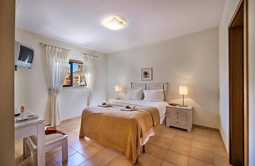 Praia da Luz Hotel | Relax and Unwind! Full Kitchen, Indoor & Outdoor Swimming Pools, Free Parking!