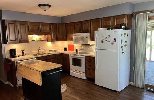 Warsaw Casa | Relax at Grandma’s house with a screened in porch overlooking a private lake!