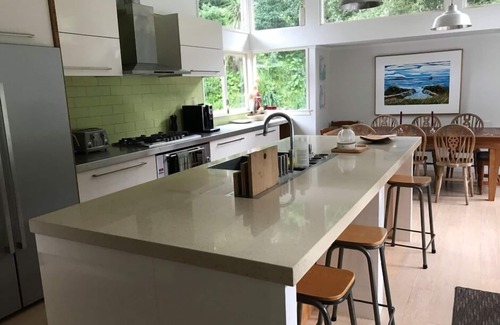 Leigh Casa | Relájese en este refugio Matheson Bay ..