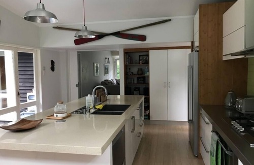 Leigh Casa | Relájese en este refugio Matheson Bay ..