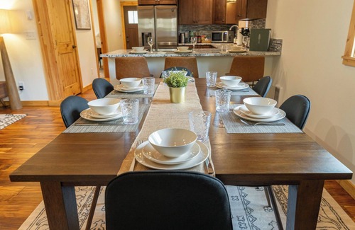 Paradise Estates Cabina | Relax by Rainier: Luxe King, Full Kitchen, Covered Fire Pit, AC, 5 mi to Park