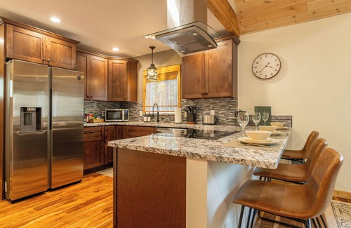 Paradise Estates Cabina | Relax by Rainier: Luxe King, Full Kitchen, Covered Fire Pit, AC, 5 mi to Park