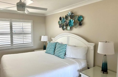 Sanibel Hotel | Relax by the Beach with Pools, Tennis & Hot Tub — 2 Family-friendly Units