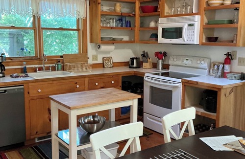 East Boothbay Cabaña | Relájese y disfrute de hermosas vistas desde este 2BR con Loft Cottage en el mar