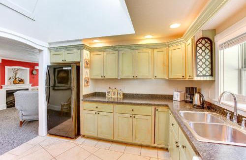 Frankfort Apartamento | Relax Fireside! Frankfort Apt Near Dtwn and Beaches