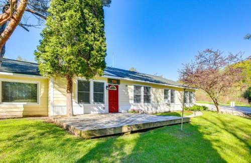 Frankfort Apartamento | Relax Fireside! Frankfort Apt Near Dtwn and Beaches