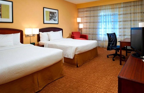 West Dundee Casa | Relax in 3 Family-Friendly Units, Pool, FREE Parking, Close to Santa's Village!