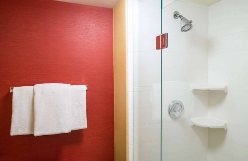 West Dundee Casa | Relax in 3 Family-Friendly Units, Pool, FREE Parking, Close to Santa's Village!