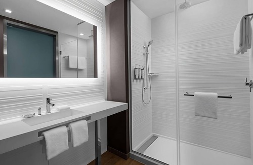 Clearwater Beach Hotel | Relax in 4 Elegant Rooms with Rooftop Pool and Poolside Umbrellas