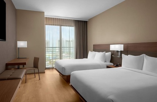 Clearwater Beach Hotel | Relax in 4 Elegant Rooms with Rooftop Pool and Poolside Umbrellas