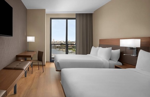 Clearwater Beach Hotel | Relax in 4 Elegant Rooms with Rooftop Pool and Poolside Umbrellas