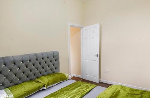 Bury Casa | Relax in Comfort 3BR Home for 6 with Full Kitchen, Lounge, Large Bath