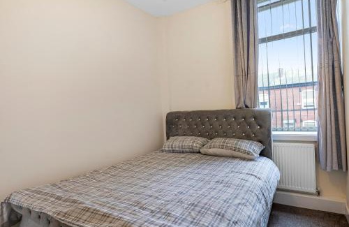 Bury Casa | Relax in Comfort 3BR Home for 6 with Full Kitchen, Lounge, Large Bath