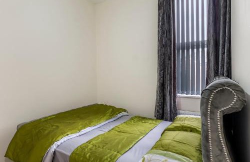 Bury Casa | Relax in Comfort 3BR Home for 6 with Full Kitchen, Lounge, Large Bath