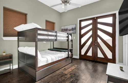 Northside Casa | Relax in HTX POOL,15ppl,4br,4b