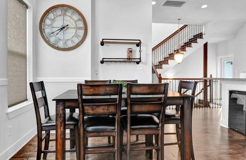 Northside Casa | Relax in HTX POOL,15ppl,4br,4b