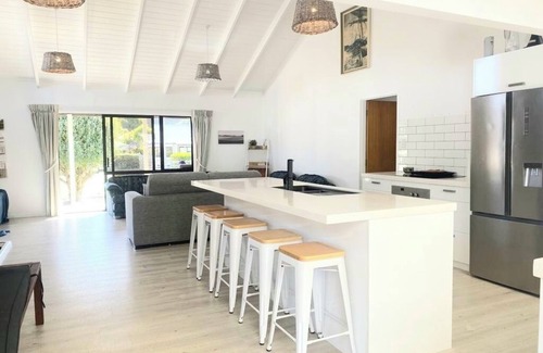Te Ngaire Casa | Relax in Paradise! Walk to the beach