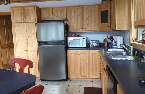 Brighton Chalet De Esquí | Relájese en paz en esta hermosa isla Pond Lakeside Chalet