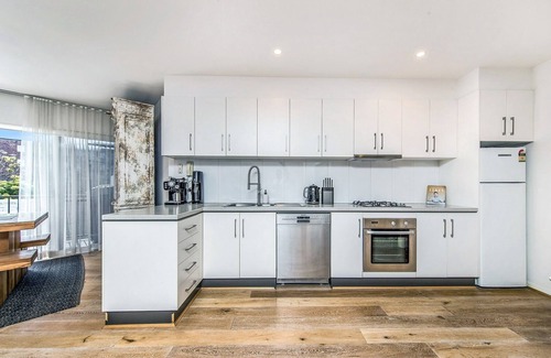 Cooks Hill Casa | Relax in Style and elegance – 3-Bedroom, 2-Bath Apartment with Secure Parking