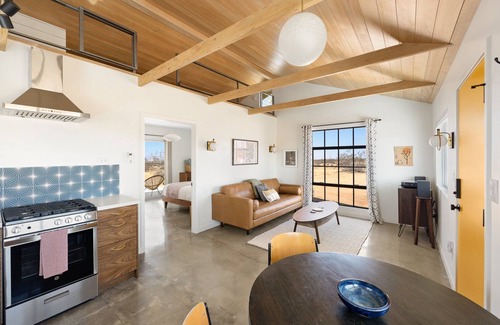Landers Casa | 🌵 Relax in Style at The Green Jackrabbit - Hot Tub, Record Player + Endless Desert Views 🌵