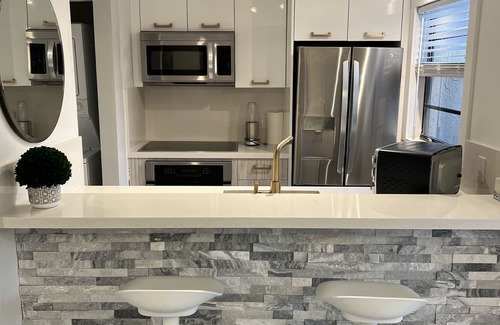 Davie Casa | Relax in this Modern 2 Bedroom Home Close to Shopping and Highway
