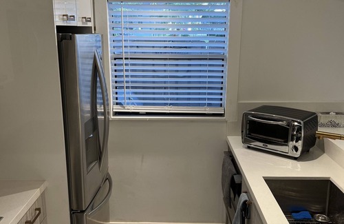 Davie Casa | Relax in this Modern 2 Bedroom Home Close to Shopping and Highway