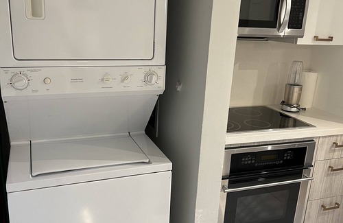 Davie Casa | Relax in this Modern 2 Bedroom Home Close to Shopping and Highway
