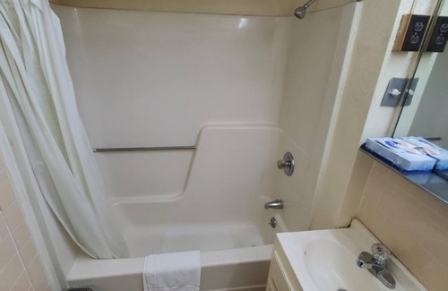 Emporia Hotel | Relax Inn