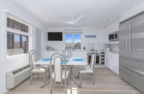 Napeague Apartamento | Relax'n white & blue 1-BR Apt w/ Balcony!