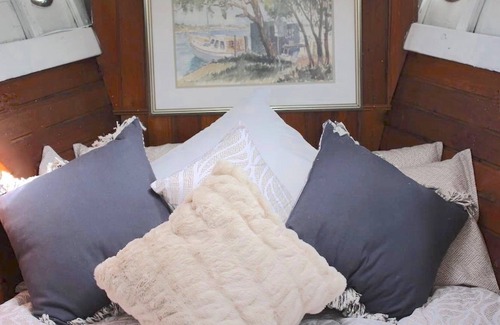 Nangkita Alquiler De Eote | Relax onboard 'Eliza Jane' for a romantic getaway!