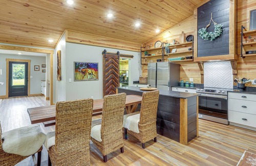 Mountain View Cabina | Relax on the River: Modern Mountain View Escape!