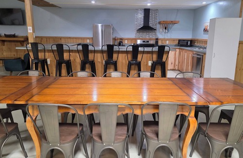 Harris Cabina | Relax, Play & Explore – Lodge with Pond, Trail, Hot Tub & Room for 14