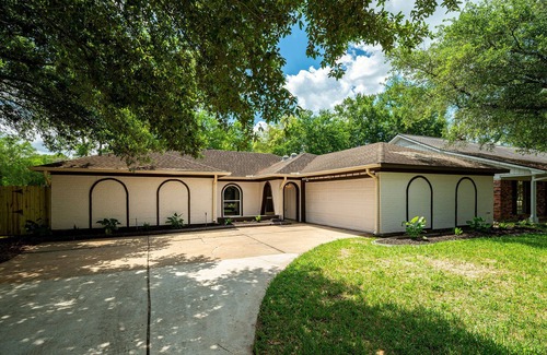 Clear Lake Casa | Relax & Play: Saint Cloud Home with Cozy Porch and Game Room Fun