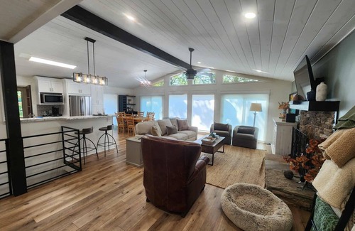 Eden Isle Casa | Relax & Recharge at The Nest – Lake Escape with Outdoor Fireplace & Hot Tub