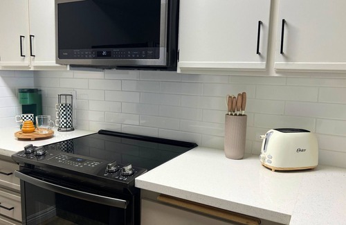 Rancho Cucamonga Condominio | Relax & Recharge in a Modern 2-Bedroom Condo Prime Location