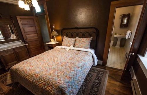 Dufur Casa | Relax & Unwind! 4 Comfortable Units, FREE Parking, Near The Dalles Art Center!