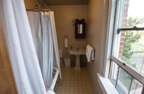 Dufur Casa | Relax & Unwind! 4 Comfortable Units, FREE Parking, Near The Dalles Art Center!