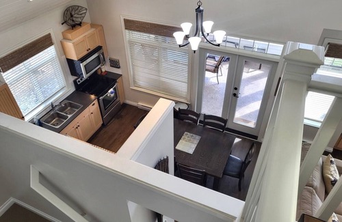 Okanagan-Similkameen Casa | Relax & Unwind in a Stunning 3-Bedroom Cottage near the Pool & Beach