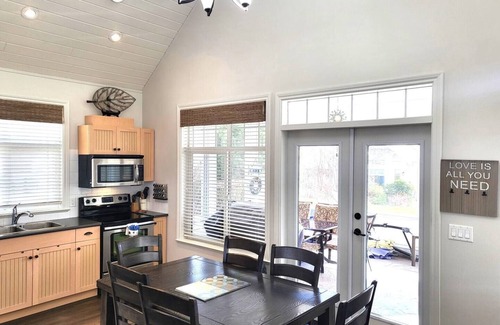 Okanagan-Similkameen Casa | Relax & Unwind in a Stunning 3-Bedroom Cottage near the Pool & Beach