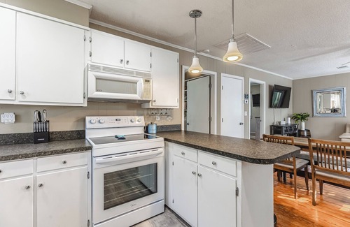 Ocean Isle Beach Casa | Relax & Unwind – Ocean Isle Beach Retreat w/ Firepit & Fenced Yard