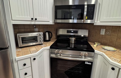 Harbor Village Condominio | Relax & Unwind – Walk to the Beach from This 2BR -2BA with Pool and fishing dock