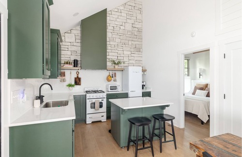 Tracy City Cabaña | Relax & unwind where mother nature meets modern nature at a LITTLE GREEN COTTAGE