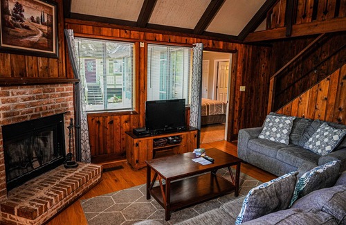 Pine Mountain Chalet De Esquí | Relax with your fur baby in this spacious chalet near Callaway Gardens