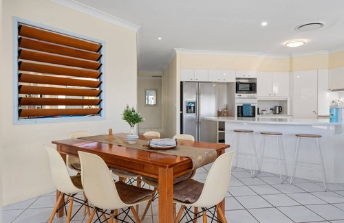 Banksia Beach Casa | LUX Y ESPACIO EN LA CASA PERFECTA DE CANAL